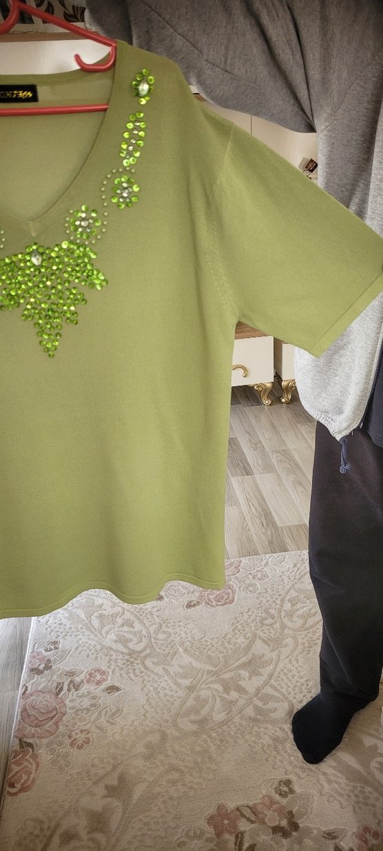 Yeşil V Yaka Payetli bluz - Görsel 4