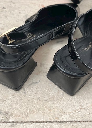 Zara Parlak Siyah Tokalı Kadın Topuklu Ayakkabı