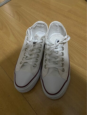 37 Beden beyaz Renk BEYAZ CONVERSE HİÇ GİYİLMEDİ