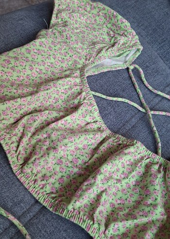 Yeşil Desenli sırt dekolteli bershka crop