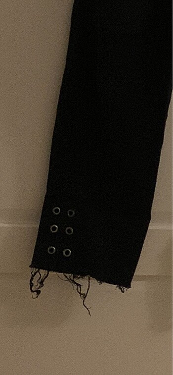 44 Beden siyah Renk Paçası düğme detaylı pantolon