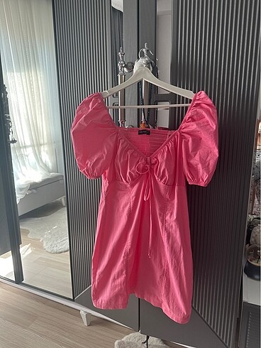 Pembe elbise