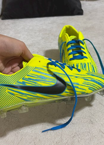 Renkli Erkek Futbol Ayakkabısı Velcro Detaylı