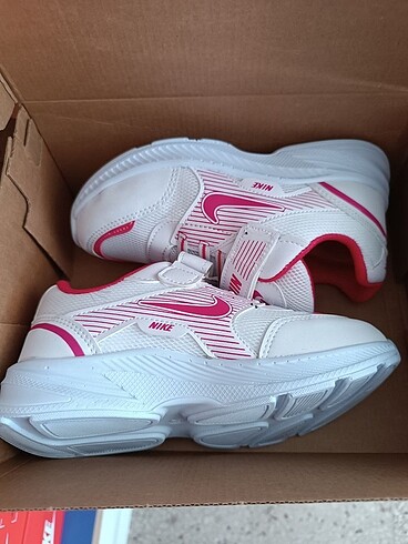 35 Beden çeşitli Renk Nike çocuk ayakkabısı
