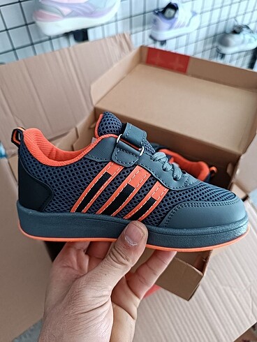 33 Beden çeşitli Renk Adidas çocuk ayakkabı
