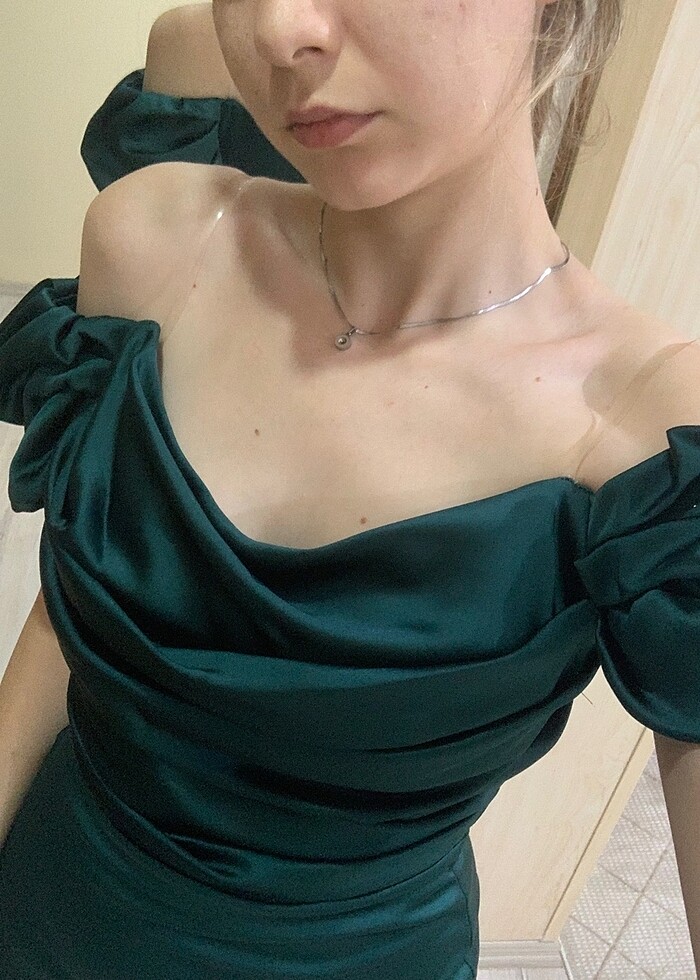 Yeşil saten gece elbisesi - Görsel 3