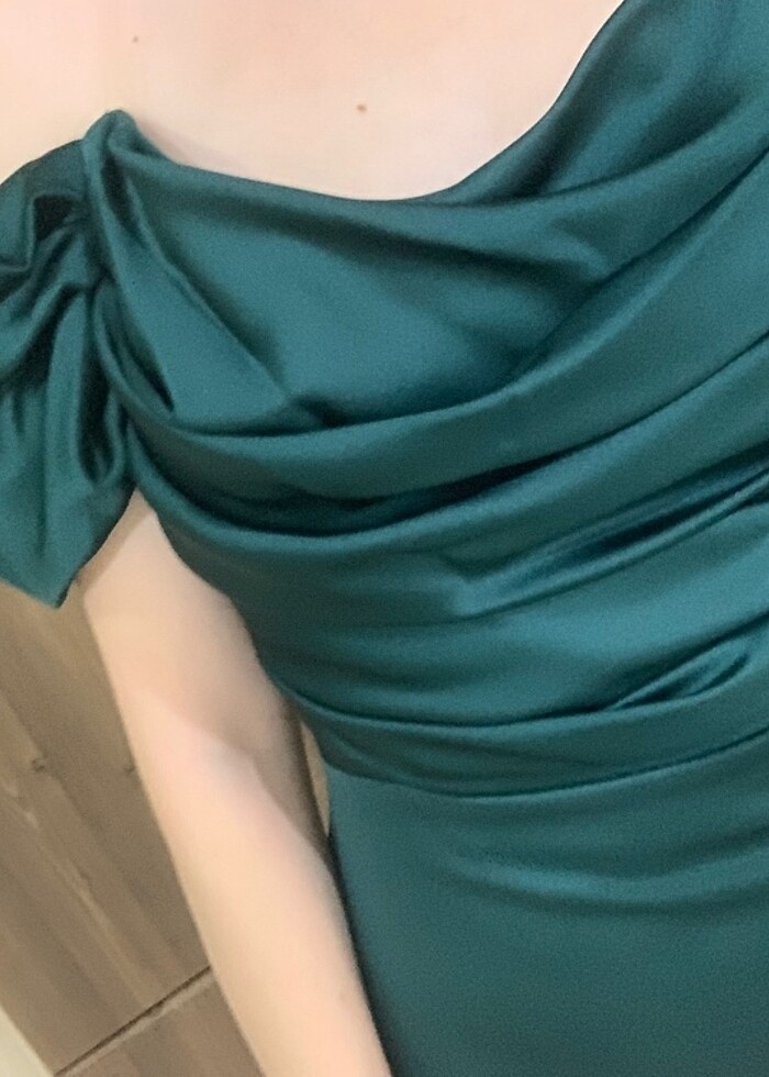 Yeşil saten gece elbisesi - Görsel 4