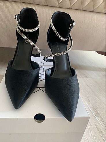 Zara İnce topuklu siyah ayakkabı