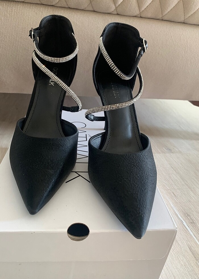 İnce topuklu siyah ayakkabı - Görsel 2