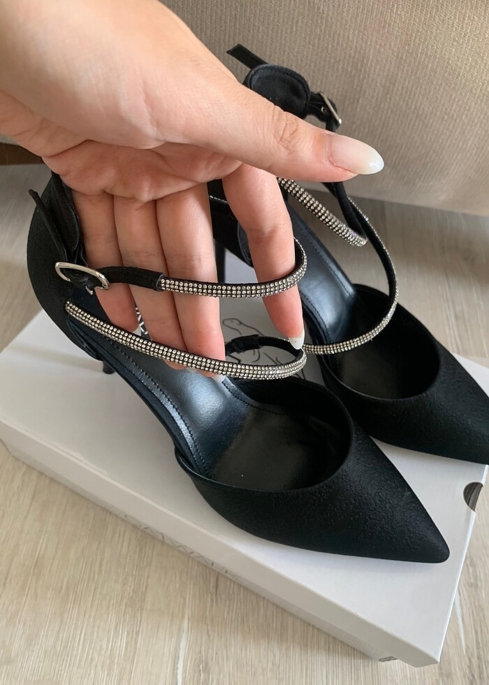 İnce topuklu siyah ayakkabı - Görsel 3