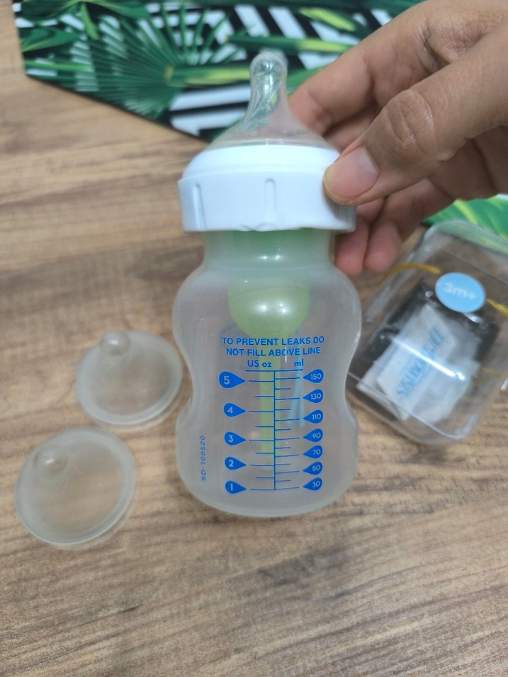 Beyaz Bebek Biberonu ve Yedek Emzikler - Görsel 2