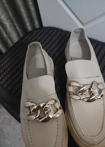 Bej Deri Zincir Detaylı Kalın Taban Kadın Loafer - Görsel 4