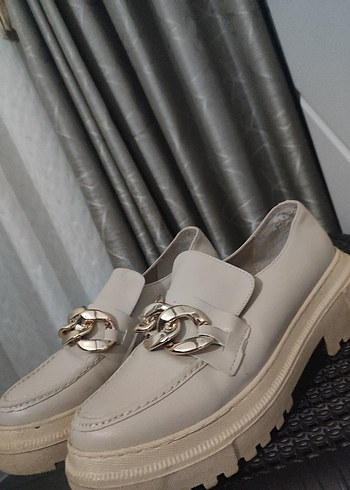 Bej Deri Zincir Detaylı Kalın Taban Kadın Loafer - Görsel 3