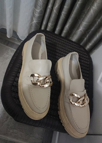 Bej Deri Zincir Detaylı Kalın Taban Kadın Loafer - Görsel 2