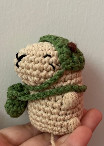 Yeşil Şapkalı Capybara El Örgüsü Peluş Anahtarlık - Görsel 2