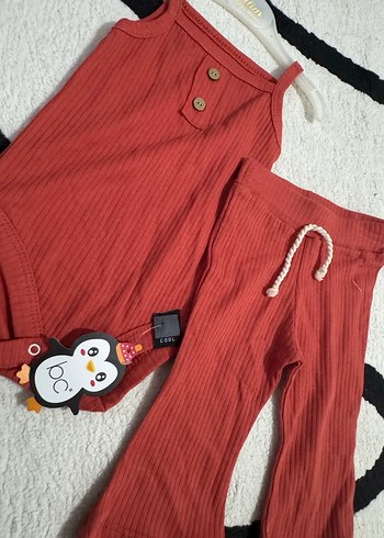 Kız Bebek Kırmızı Düğmeli Kolsuz Takım - Görsel 2