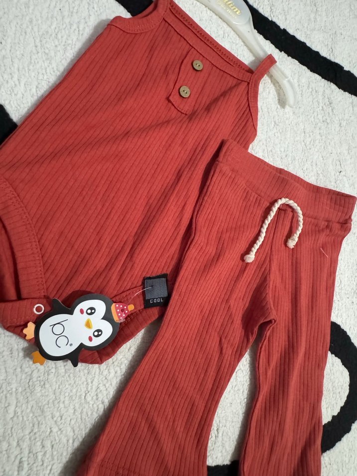 Kız Bebek Kırmızı Düğmeli Kolsuz Takım - Görsel 2