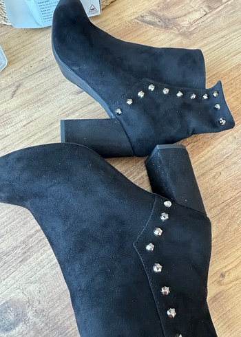 Tokalı Siyah Süet Topuklu Bot - Görsel 3