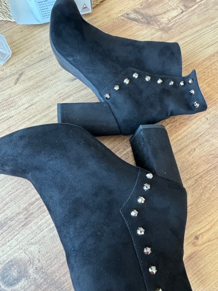 Tokalı Siyah Süet Topuklu Bot - Görsel 3