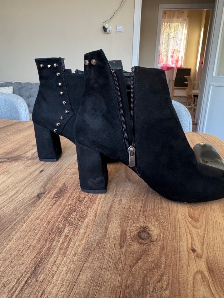 Tokalı Siyah Süet Topuklu Bot - Görsel 5