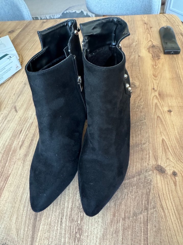 Tokalı Siyah Süet Topuklu Bot - Görsel 4