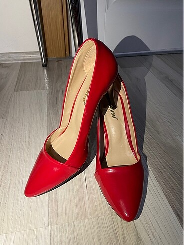Kırmızı Topuklu Ayakkabı