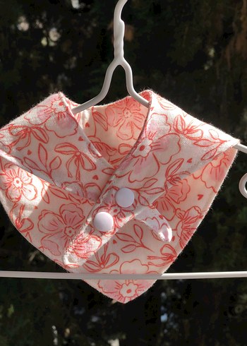 Çiçek Desenli Müslin Kumaş Pembe Bebek Önlüğü - Görsel 2