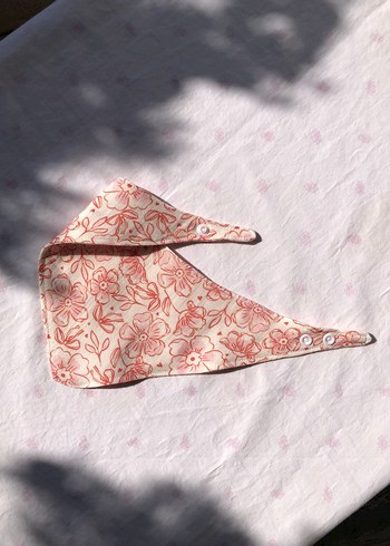 Çiçek Desenli Müslin Kumaş Pembe Bebek Önlüğü - Görsel 3