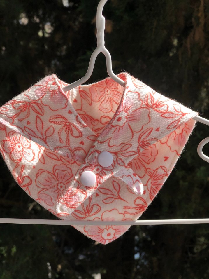 Çiçek Desenli Müslin Kumaş Pembe Bebek Önlüğü - Görsel 2