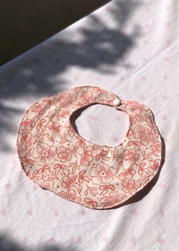 Çiçek Desenli Pembe Bebek Önlüğü - Görsel 3