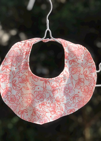 Çiçek Desenli Pembe Bebek Önlüğü - Görsel 5