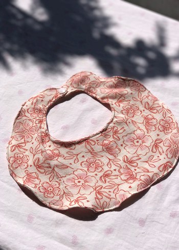 Çiçek Desenli Pembe Bebek Önlüğü - Görsel 2