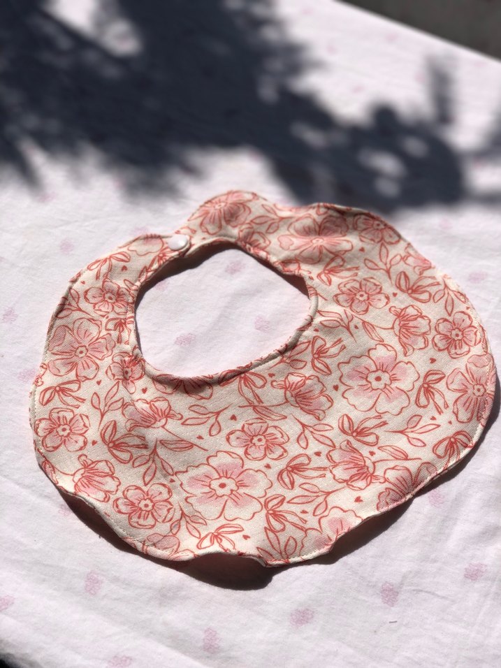 Çiçek Desenli Pembe Bebek Önlüğü - Görsel 2