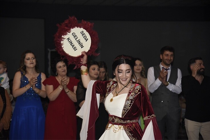 Beden bordo Renk Kına tacı ve küpesi