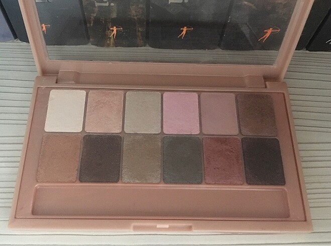 Maybelline Maybelline the blushed nudes far paleti