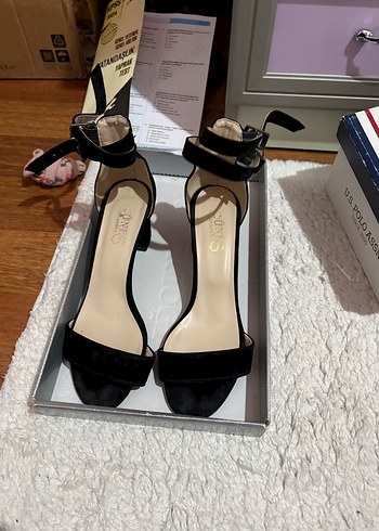 Zara Siyah Kadife Topuklu Sandalet