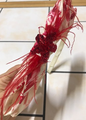 BG STORE Kırmızı Payetli Tüylü Saç Bandı - Görsel 3