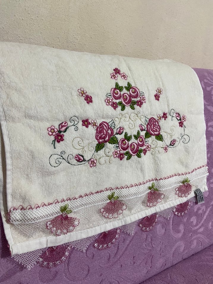 Nakışlı Beyaz Havlu - Görsel 2