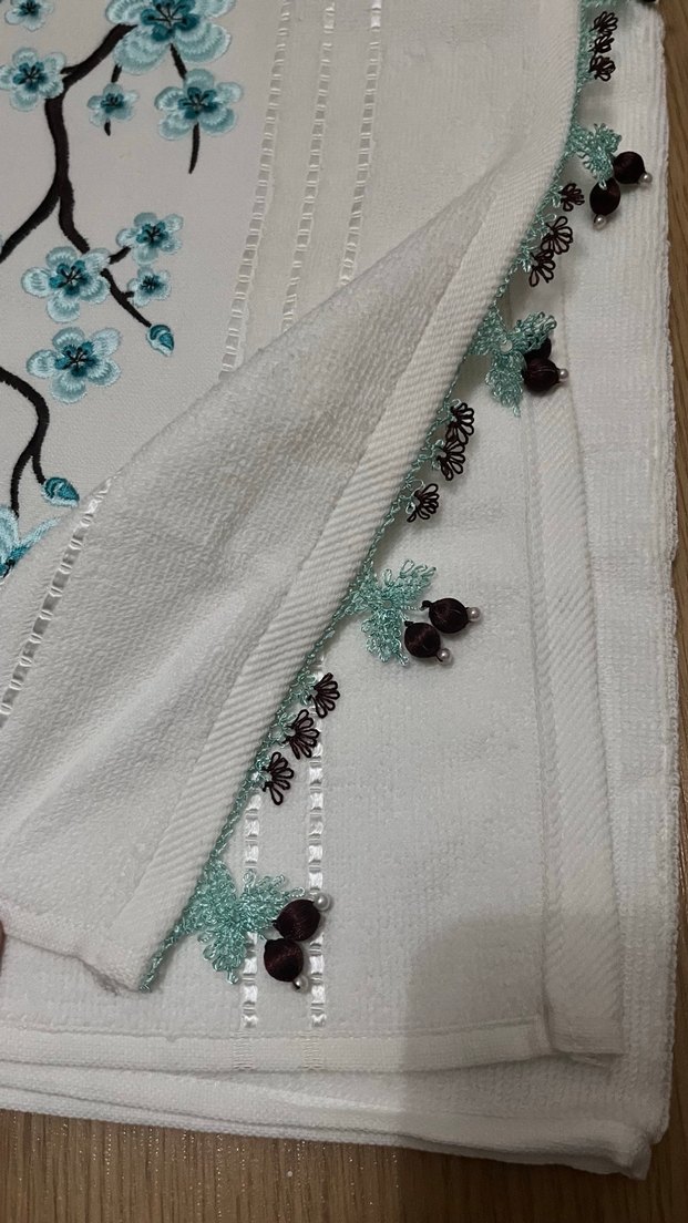 Nakışlı Beyaz Havlu - Görsel 2