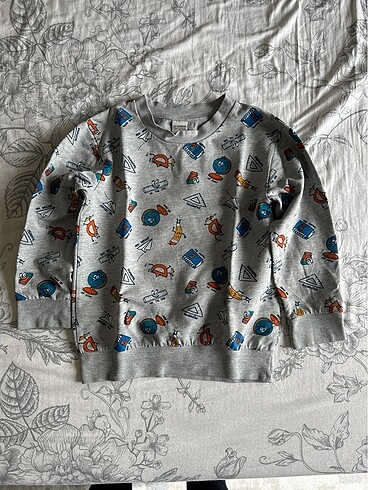 lcw sweatshirt 5-6 yaş temiz, orta kalınlıkta..