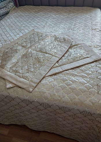 İşlemeli kırık beyaz Parlak Yatak Örtüsü - Görsel 5