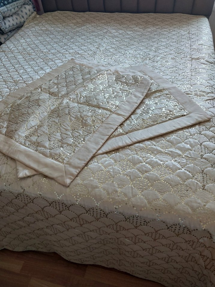 İşlemeli kırık beyaz Parlak Yatak Örtüsü - Görsel 5