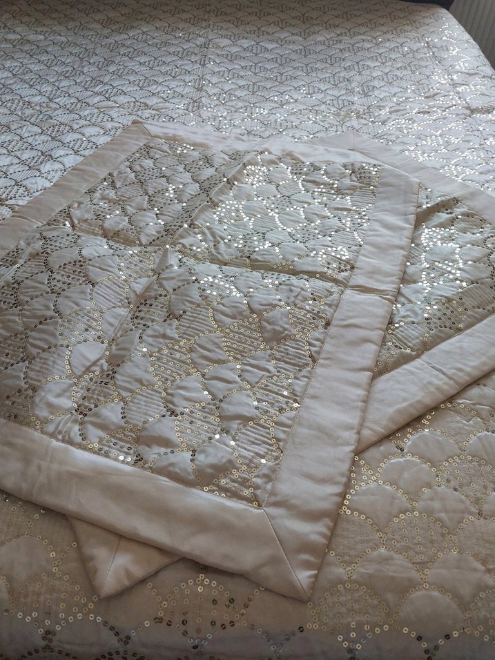 İşlemeli kırık beyaz Parlak Yatak Örtüsü - Görsel 3