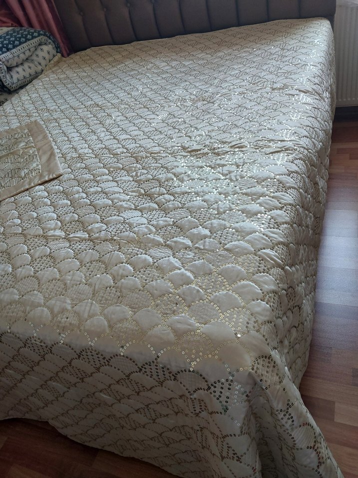 İşlemeli kırık beyaz Parlak Yatak Örtüsü - Görsel 2