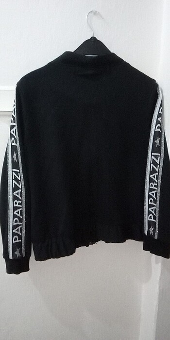 Siyah kolları şeritli üst model  - Görsel 3