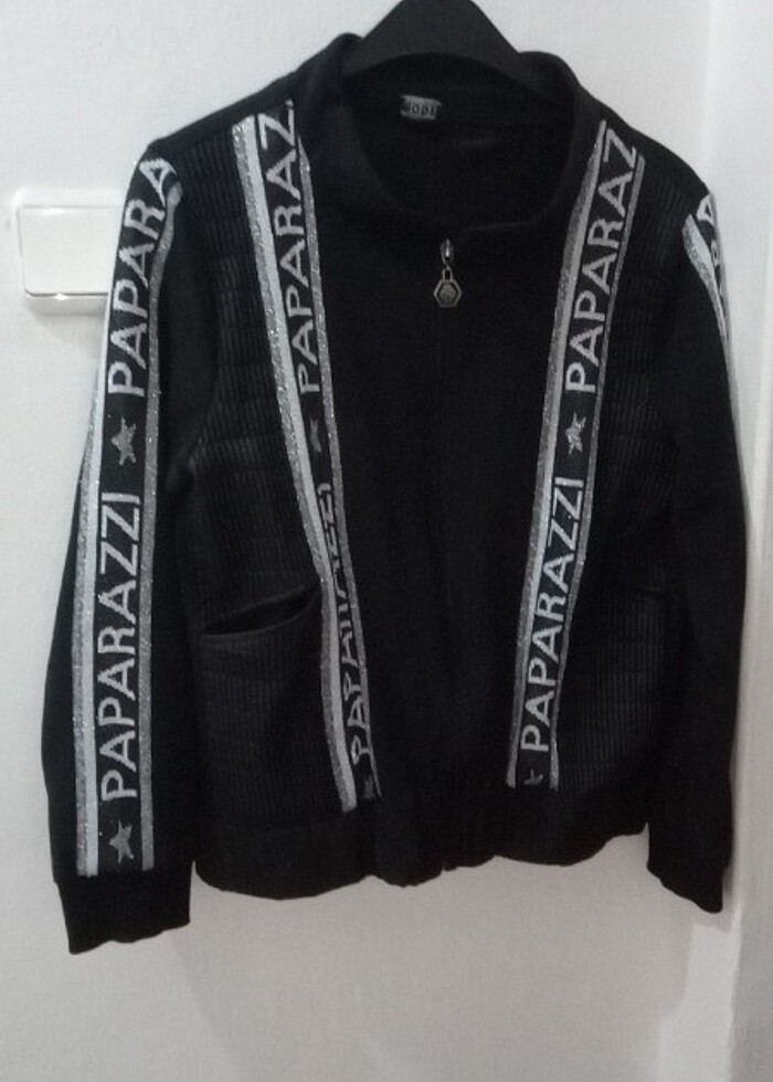 Siyah kolları şeritli üst model  - Görsel 2