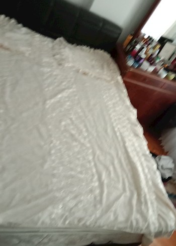 İşlemeli Beyaz Parlak Yatak Örtüsü - Görsel 2