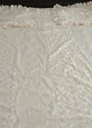 İşlemeli Beyaz Parlak Yatak Örtüsü - Görsel 3