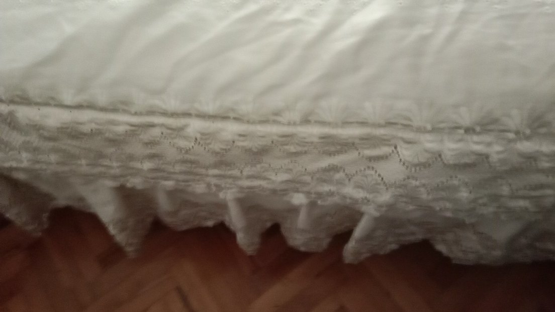 İşlemeli Beyaz Parlak Yatak Örtüsü - Görsel 4