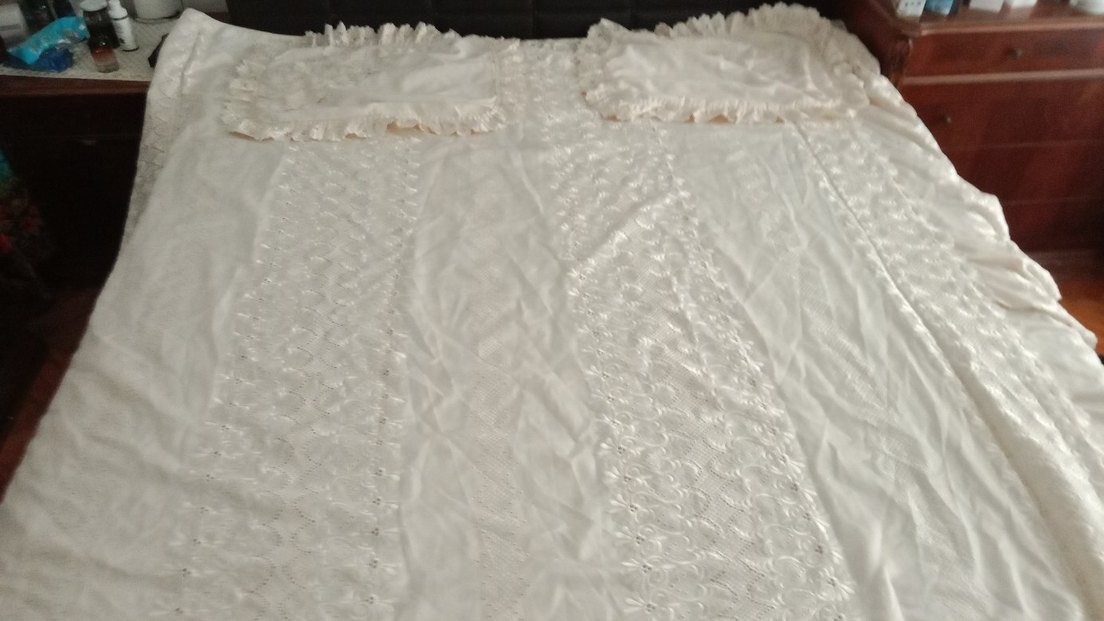 İşlemeli Beyaz Parlak Yatak Örtüsü - Görsel 3